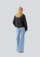Short jacket in 100% leather with a vintage look. MathildeMD jacket has two pockets and a button closure in front.