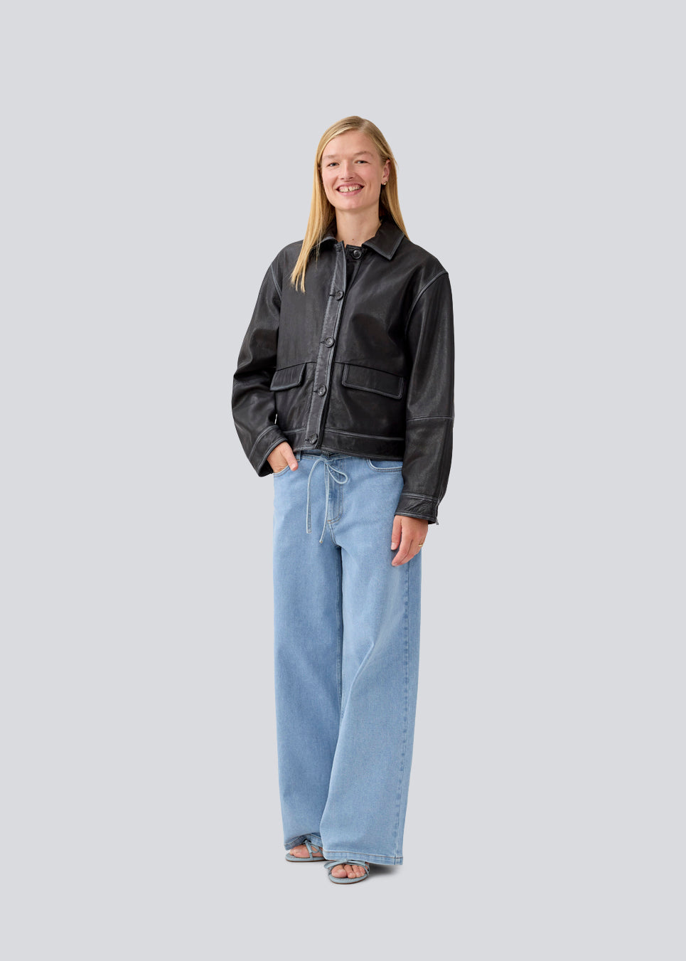 Short jacket in 100% leather with a vintage look. MathildeMD jacket has two pockets and a button closure in front.
