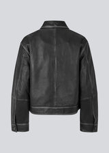 Short jacket in 100% leather with a vintage look. MathildeMD jacket has two pockets and a button closure in front.