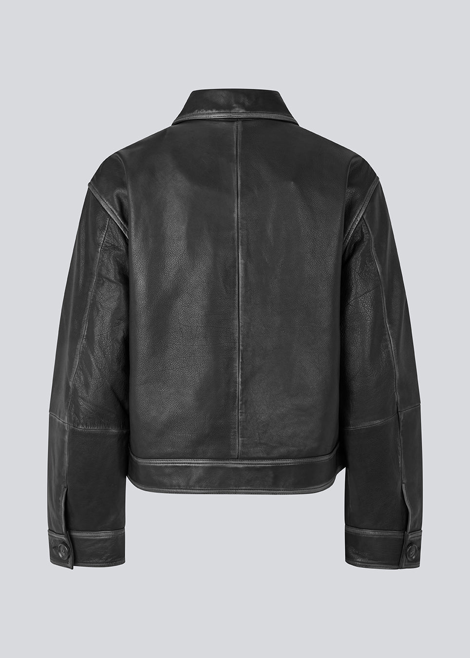 Short jacket in 100% leather with a vintage look. MathildeMD jacket has two pockets and a button closure in front.