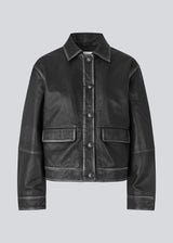 Short jacket in 100% leather with a vintage look. MathildeMD jacket has two pockets and a button closure in front.