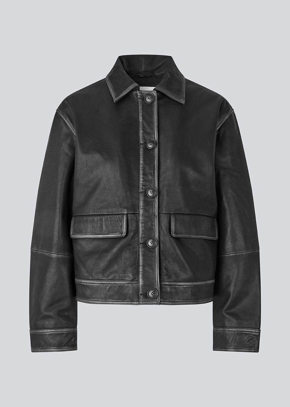 Short jacket in 100% leather with a vintage look. MathildeMD jacket has two pockets and a button closure in front.