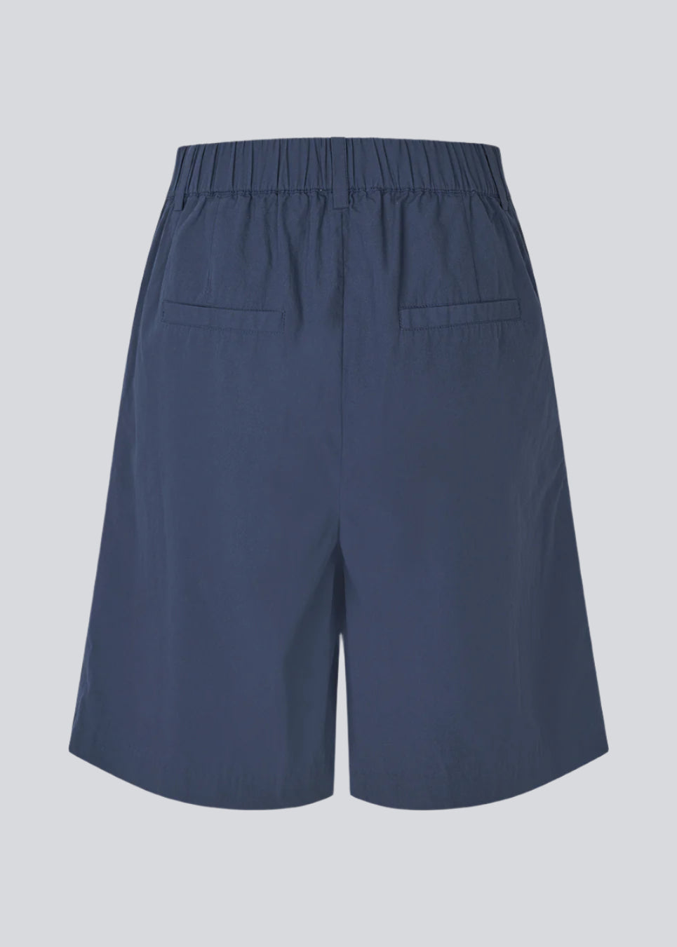 Suit shorts with wide legs in 100% organic cotton. MaudeMD shorts has pleats, sidepockets an an elastic in the waist.