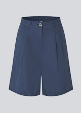 Suit shorts with wide legs in 100% organic cotton. MaudeMD shorts has pleats, sidepockets an an elastic in the waist.