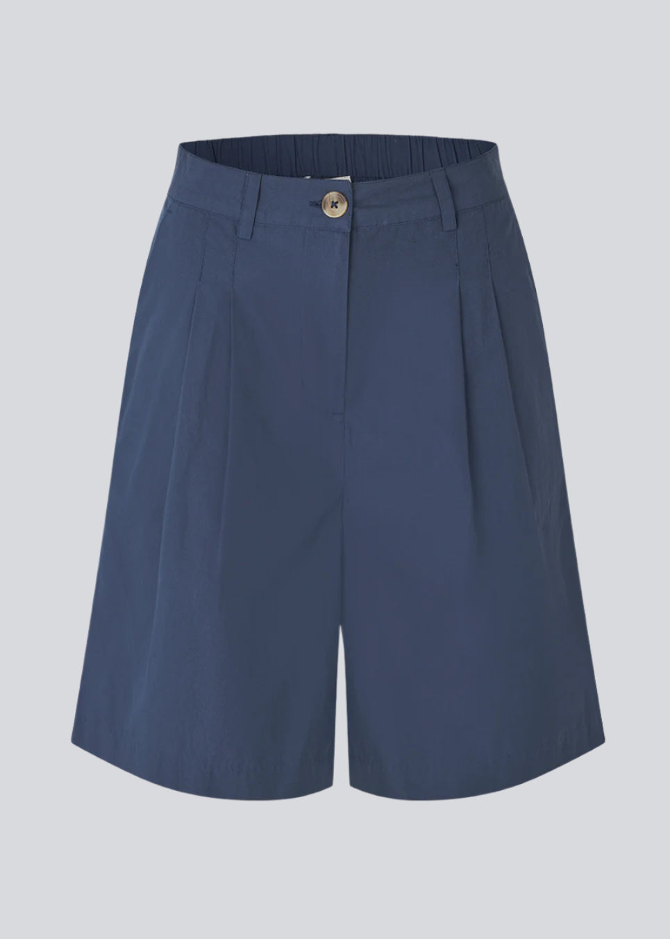 Suit shorts with wide legs in 100% organic cotton. MaudeMD shorts has pleats, sidepockets an an elastic in the waist.