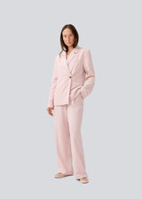 Classic blazer with an elagant design. MaxwellMD blazer has a revers collar, two pockets in front and an asymmetrical buttonclosure in front.