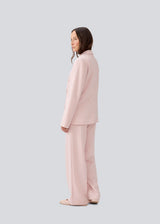 Suit pants with wide legs and an elastic waist. MaxwellMD pants has a medium-highwaist, zipper, side pockets and paspoil pocket in the back