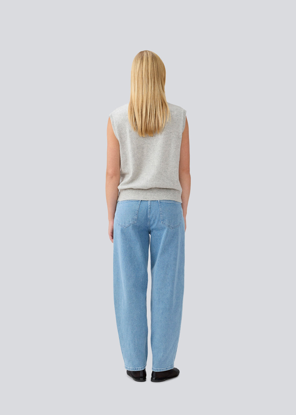 Soft, grey vest in a light knit. MayuMD vest has a v-neck and relaxed fit. The model is 177 cm and wears a size S/36. 