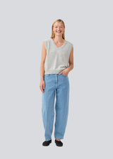 Soft, grey vest in a light knit. MayuMD vest has a v-neck and relaxed fit. The model is 177 cm and wears a size S/36. 