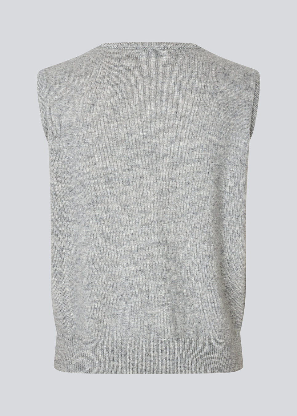 Soft, grey vest in a light knit. MayuMD vest has a v-neck and relaxed fit. The model is 177 cm and wears a size S/36. 