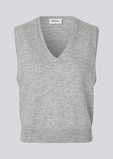 Soft, grey vest in a light knit. MayuMD vest has a v-neck and relaxed fit. The model is 177 cm and wears a size S/36. 