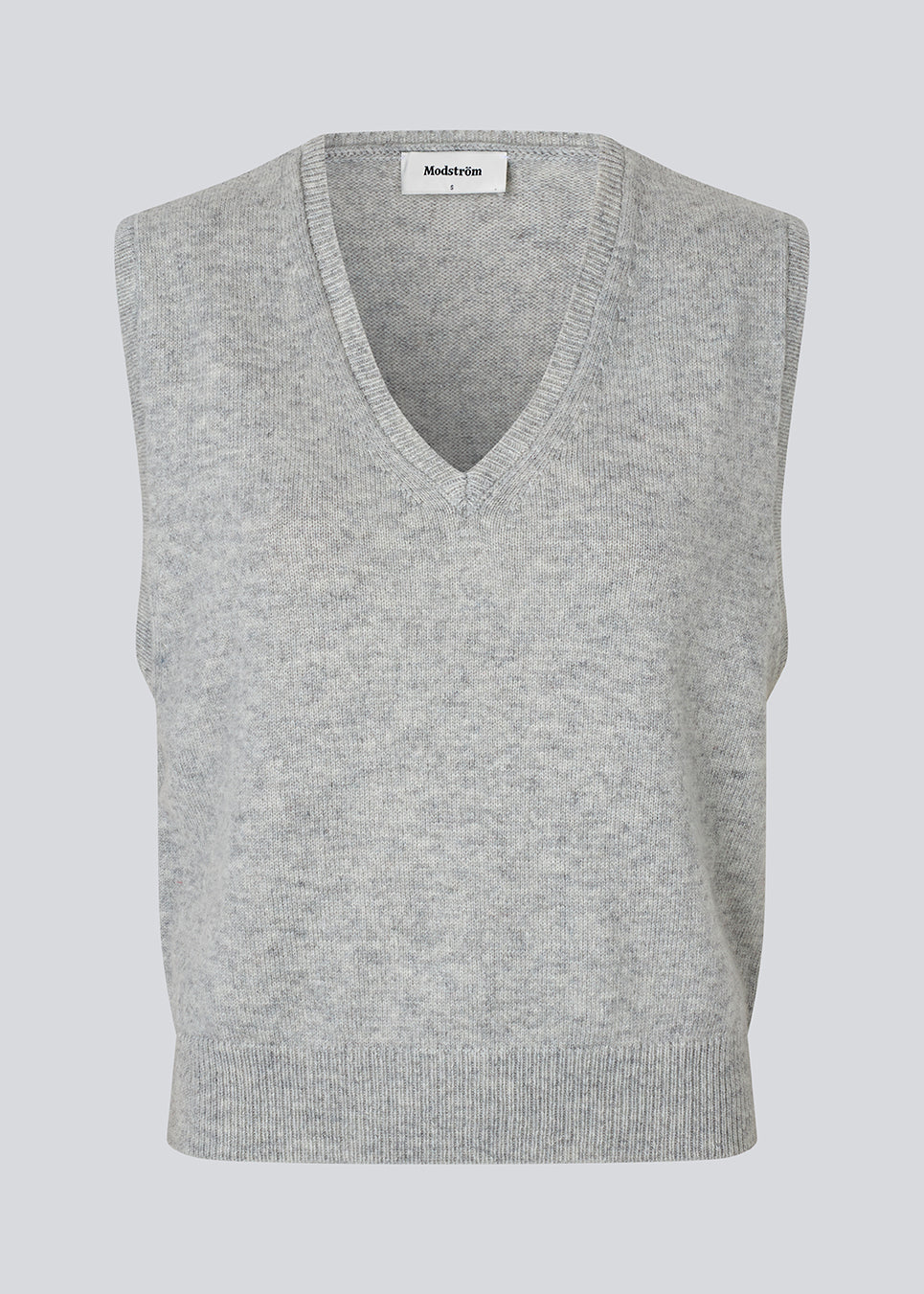 Soft, grey vest in a light knit. MayuMD vest has a v-neck and relaxed fit. The model is 177 cm and wears a size S/36. 