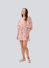Short dress with a v-neck and a tieband at the waist. MeliaMD print LS dress hasa smockdetail at the sleeves and frills. The model is 177 cm and wears a size S/36.