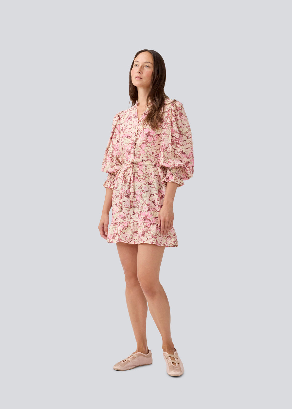 Short dress with a v-neck and a tieband at the waist. MeliaMD print LS dress hasa smockdetail at the sleeves and frills. The model is 177 cm and wears a size S/36.