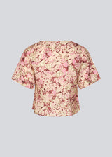 Fitted top with short sleeves. The MeliaMD print top has a v-neck and a button closure on the front. The model is 177 cm and wears a size S/36.