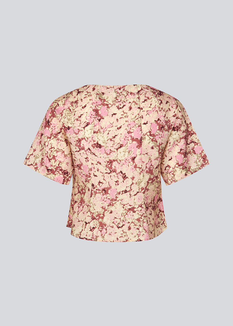 Fitted top with short sleeves. The MeliaMD print top has a v-neck and a button closure on the front. The model is 177 cm and wears a size S/36.