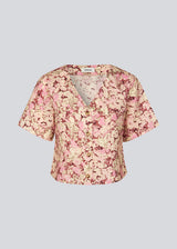 Fitted top with short sleeves. The MeliaMD print top has a v-neck and a button closure on the front. The model is 177 cm and wears a size S/36.