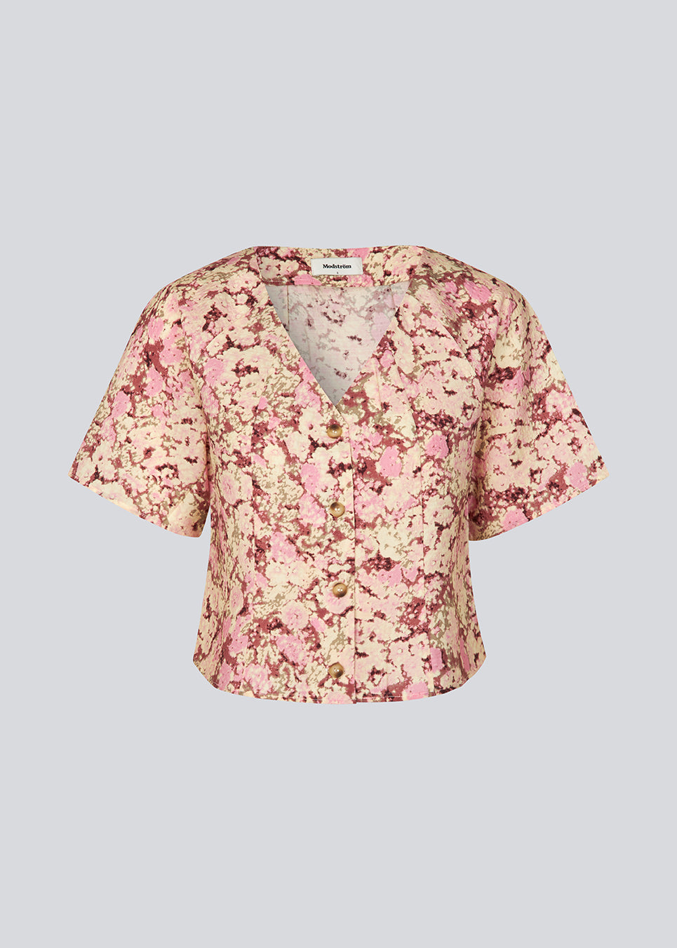 Fitted top with short sleeves. The MeliaMD print top has a v-neck and a button closure on the front. The model is 177 cm and wears a size S/36.