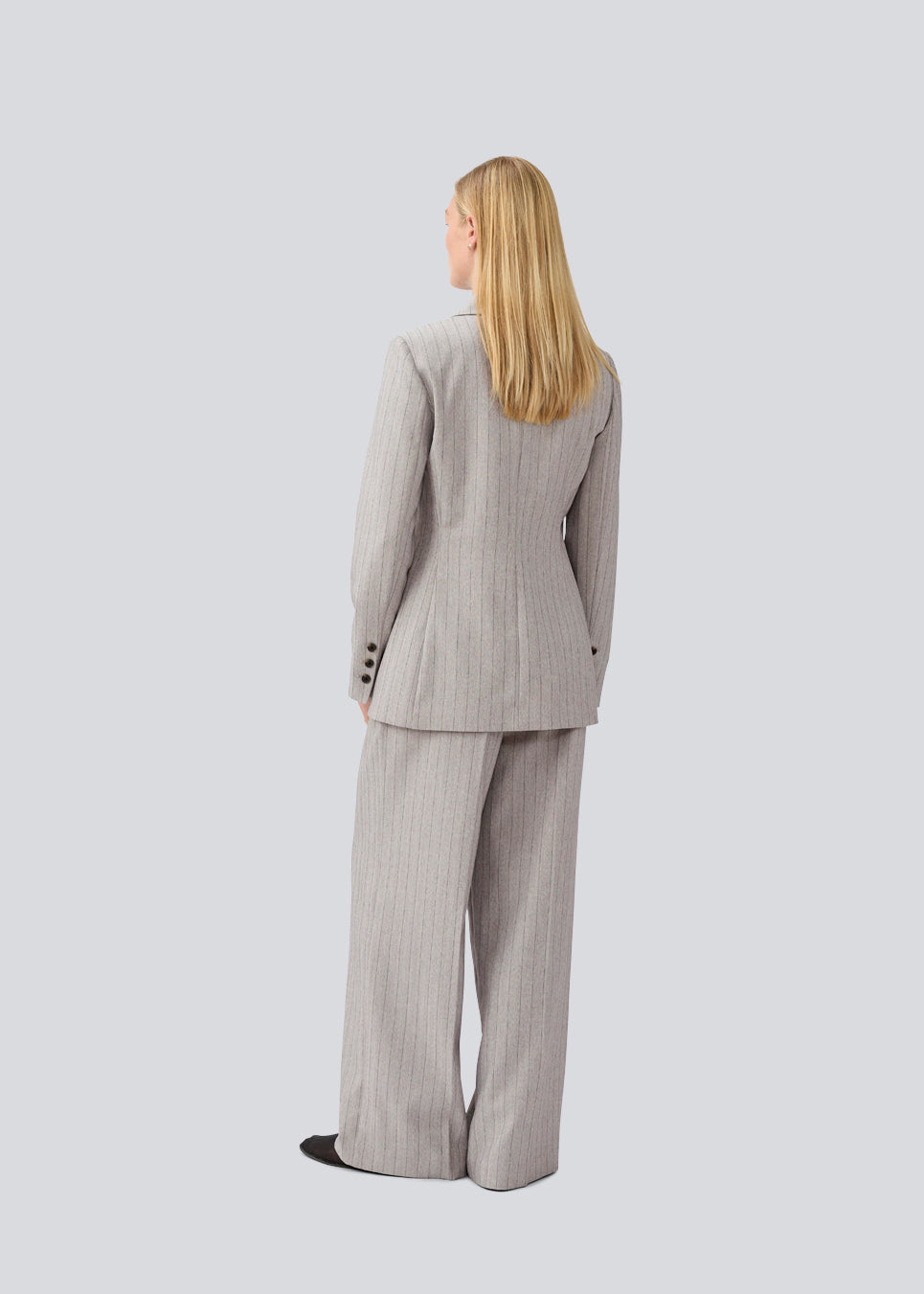 Classic blazer with an elagant design. MeridaMD blazer has a revers collar, button closure and two pockets in front.