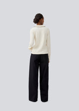 Shirt in a light and elastic material. MesiMD shirt has long sleeves, a button closure in front and babylock edges.