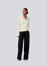 Shirt in a light and elastic material. MesiMD shirt has long sleeves, a button closure in front and babylock edges.