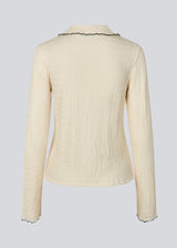 Shirt in a light and elastic material. MesiMD shirt has long sleeves, a button closure in front and babylock edges.