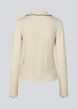 Shirt in a light and elastic material. MesiMD shirt has long sleeves, a button closure in front and babylock edges.
