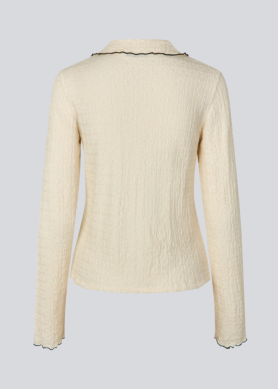Shirt in a light and elastic material. MesiMD shirt has long sleeves, a button closure in front and babylock edges.