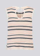 Crochet top without sleeves in organic cotton. MieMD stripe top has detailed trimmings and a deep v-neckline in the back with a tieband closure. The model is 177 cm and wears a size S/36.
