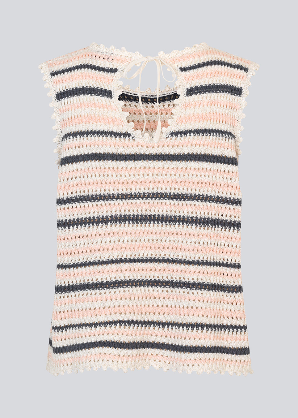 Crochet top without sleeves in organic cotton. MieMD stripe top has detailed trimmings and a deep v-neckline in the back with a tieband closure. The model is 177 cm and wears a size S/36.