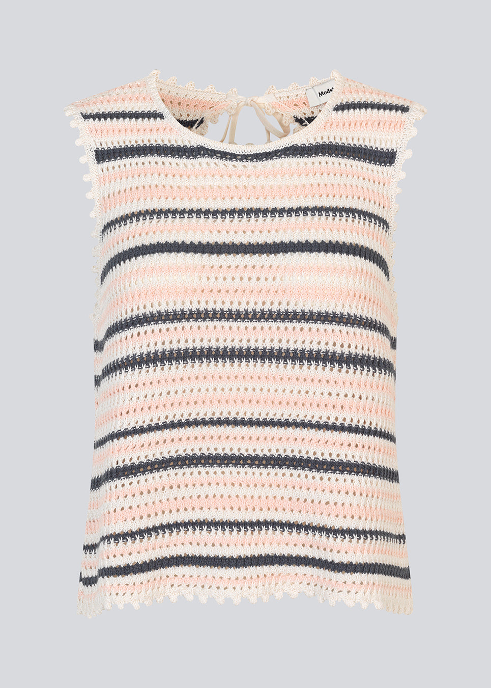 Crochet top without sleeves in organic cotton. MieMD stripe top has detailed trimmings and a deep v-neckline in the back with a tieband closure. The model is 177 cm and wears a size S/36.