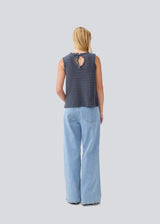 Crochet top in blue without sleeves in organic cotton. MieMD top has detailed trimmings and a deep v-neckline in the back with a tieband closure. The model is 177 cm and wears a size S/36.