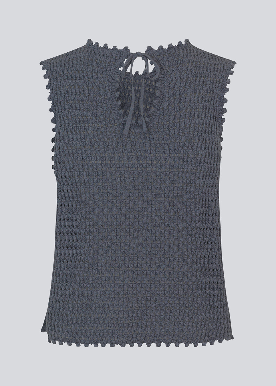 Crochet top in blue without sleeves in organic cotton. MieMD top has detailed trimmings and a deep v-neckline in the back with a tieband closure. The model is 177 cm and wears a size S/36.