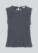 Crochet top in blue without sleeves in organic cotton. MieMD top has detailed trimmings and a deep v-neckline in the back with a tieband closure. The model is 177 cm and wears a size S/36.