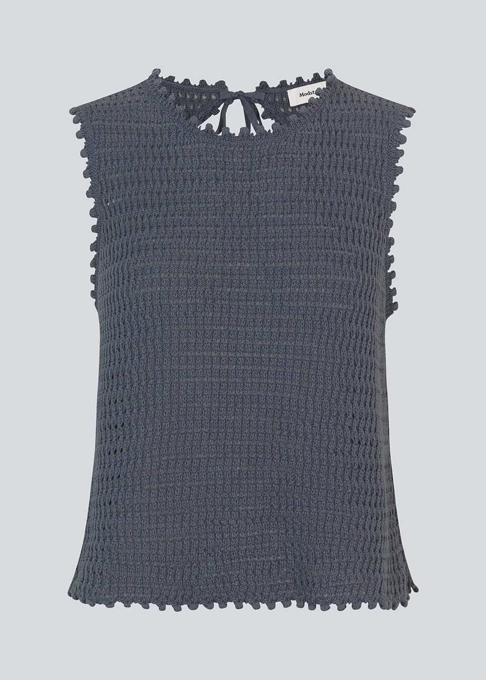 Crochet top in blue without sleeves in organic cotton. MieMD top has detailed trimmings and a deep v-neckline in the back with a tieband closure. The model is 177 cm and wears a size S/36.