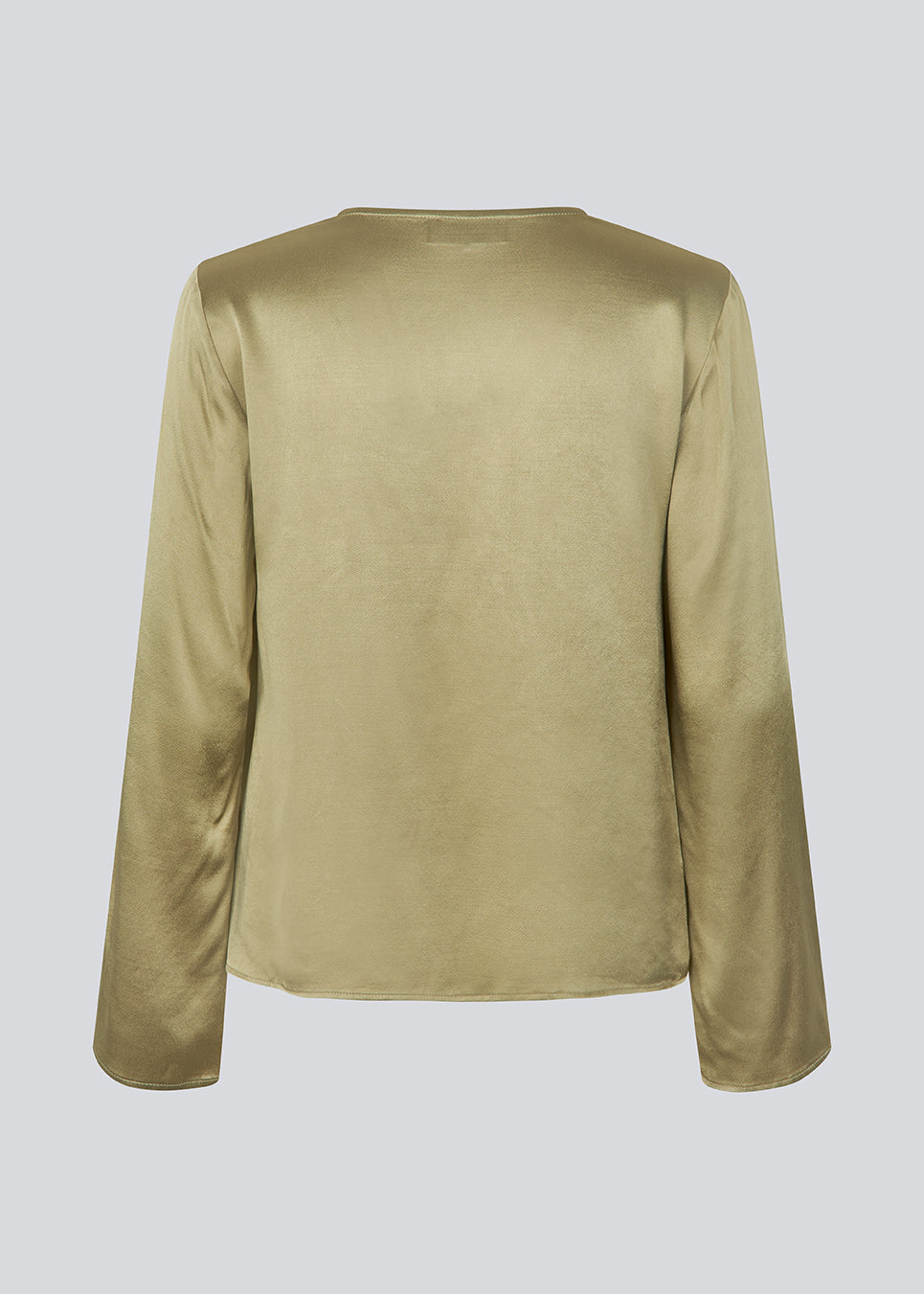 Longsleeved top in satin. MilanoMD LS top has a v-neck and a loose fit.