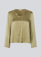 Longsleeved top in satin. MilanoMD LS top has a v-neck and a loose fit.