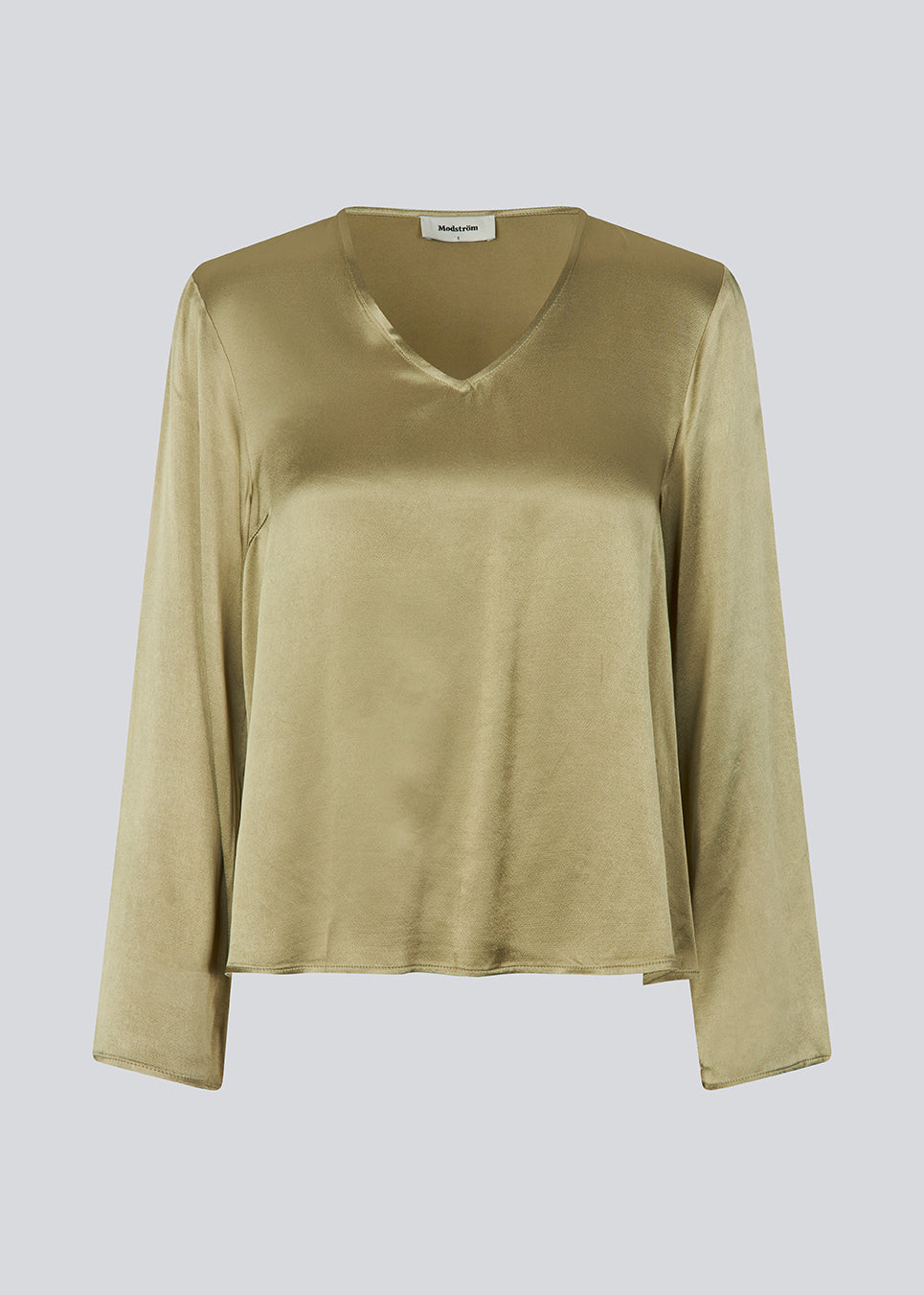 Longsleeved top in satin. MilanoMD LS top has a v-neck and a loose fit.