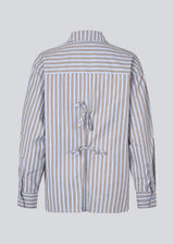 Classic shirt with an opening in the back and bow details. MilleMD stripe shirt has a oversize fit and a cuff with button closure. 