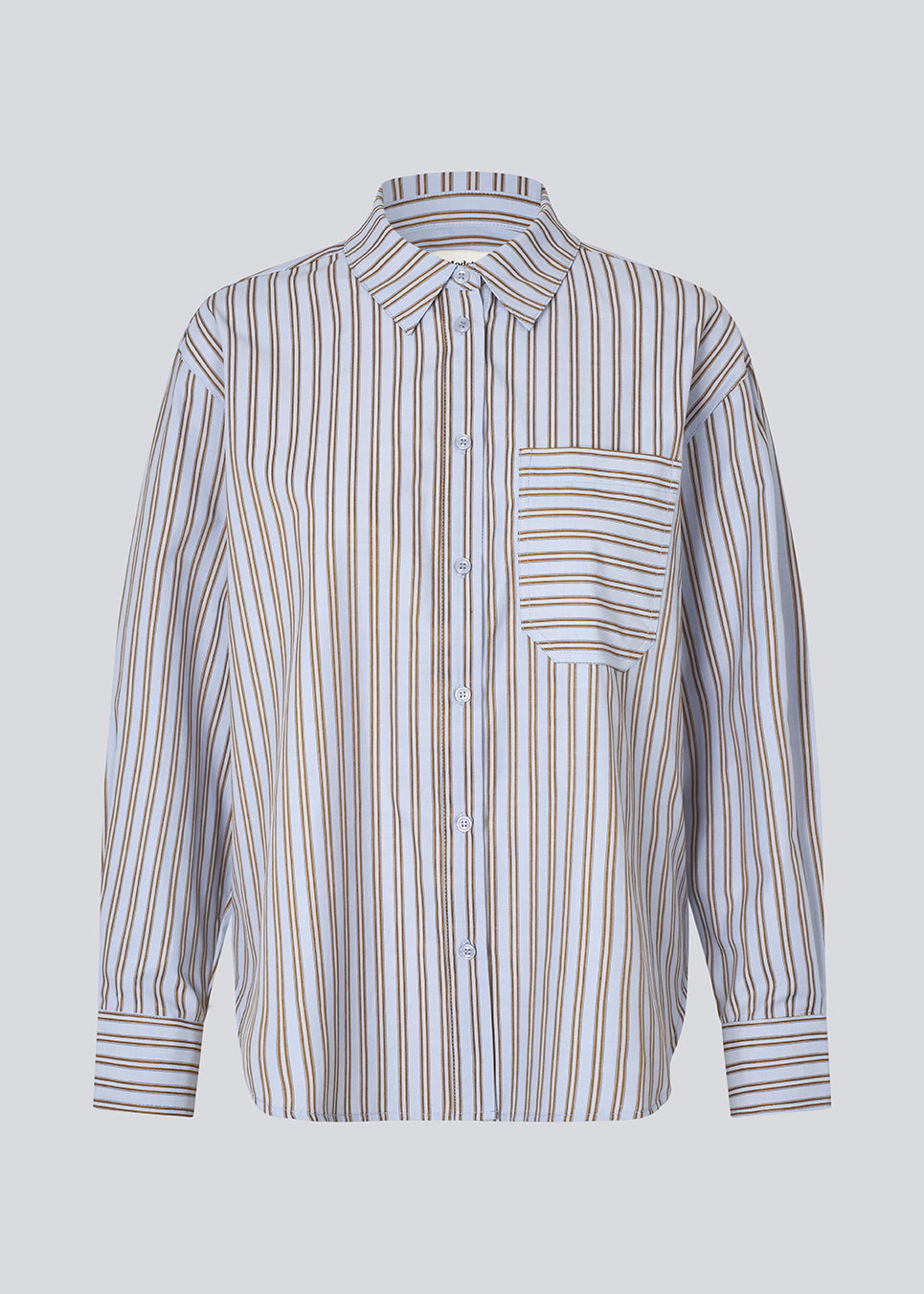 Classic shirt with an opening in the back and bow details. MilleMD stripe shirt has a oversize fit and a cuff with button closure. 