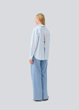 Classic shirt with an opening in the back and bow details. MilleMD stripe shirt has a oversize fit and a cuff with button closure.