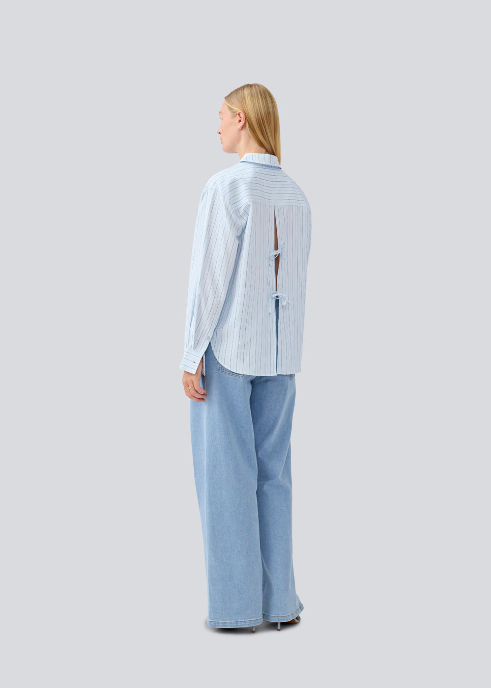 Classic shirt with an opening in the back and bow details. MilleMD stripe shirt has a oversize fit and a cuff with button closure.