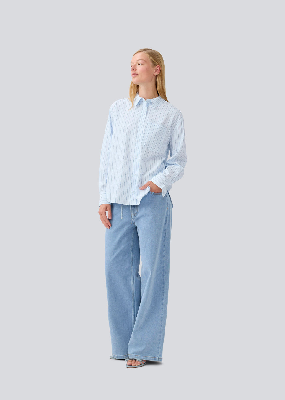 Classic shirt with an opening in the back and bow details. MilleMD stripe shirt has a oversize fit and a cuff with button closure.