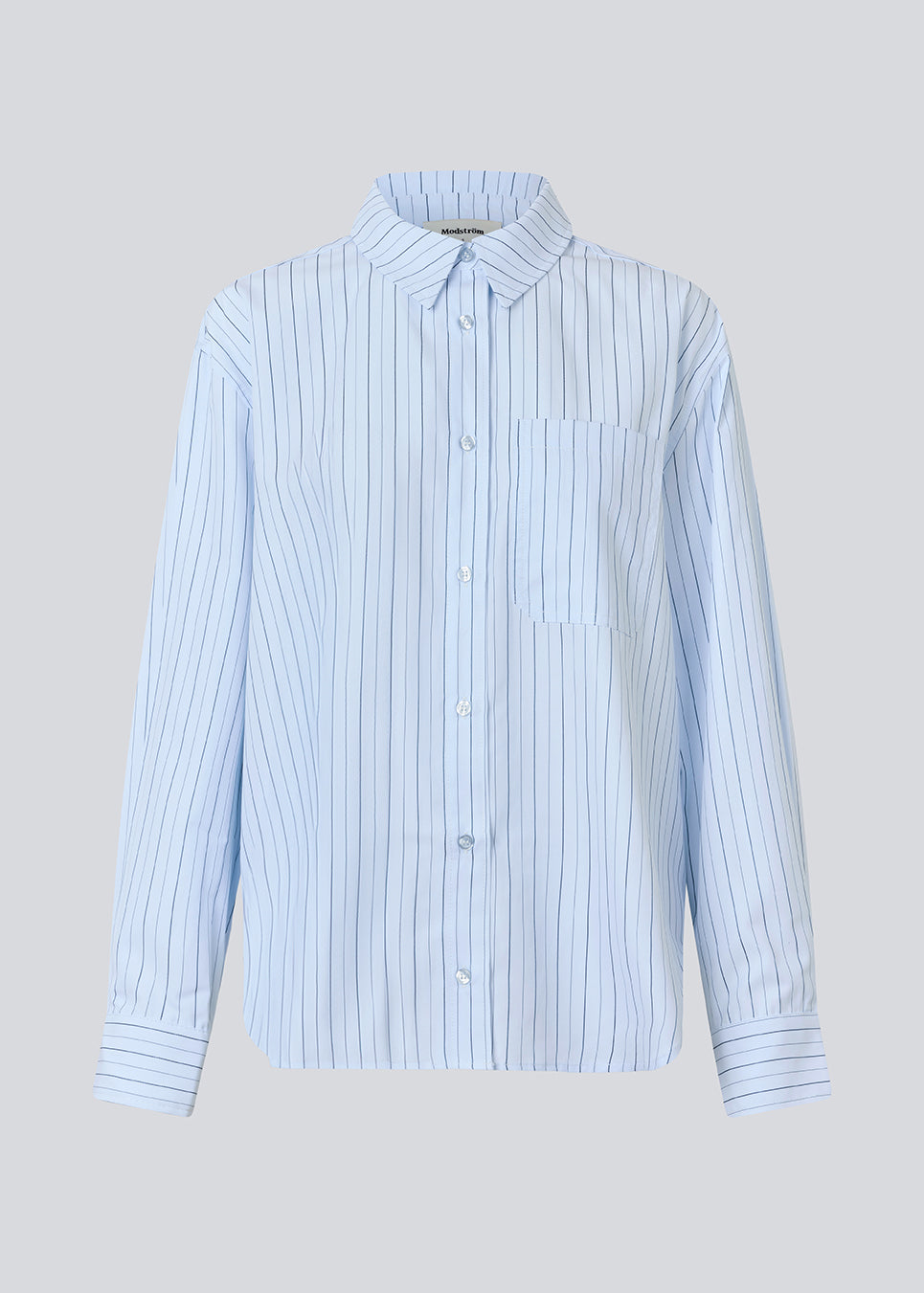 Classic shirt with an opening in the back and bow details. MilleMD stripe shirt has a oversize fit and a cuff with button closure.
