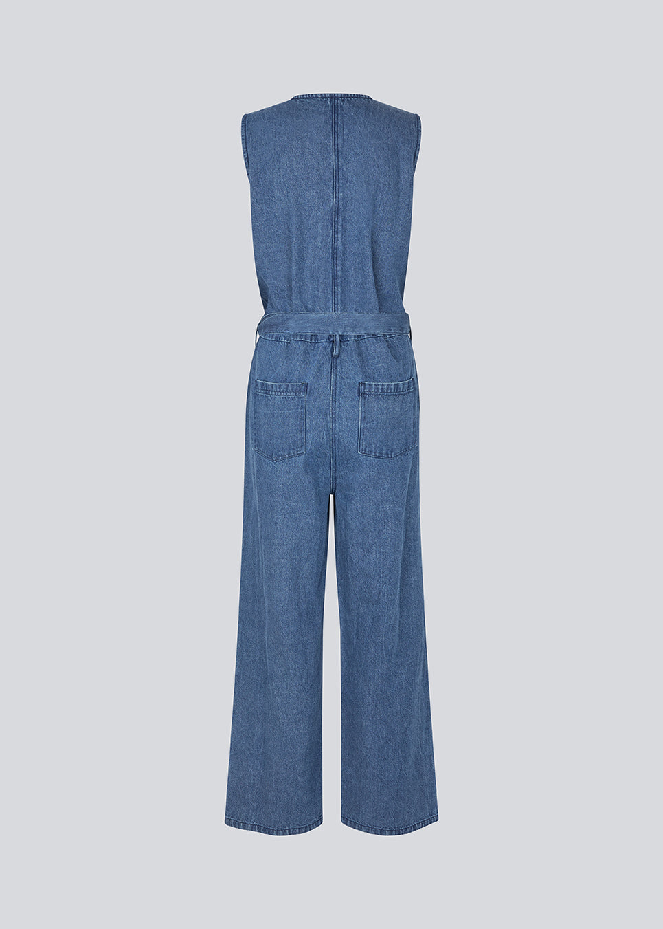 Sleeveless jumpsuit with a tieband in denim. MinniMD jumpsuit has long wide legs, sidepockets and a button closure in front.