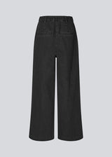 Suit pants in denim with wide legs and pleats at the top. MinniMD pants has a medium-high waist, zipper, side pockets and paspoil pocket in the back.