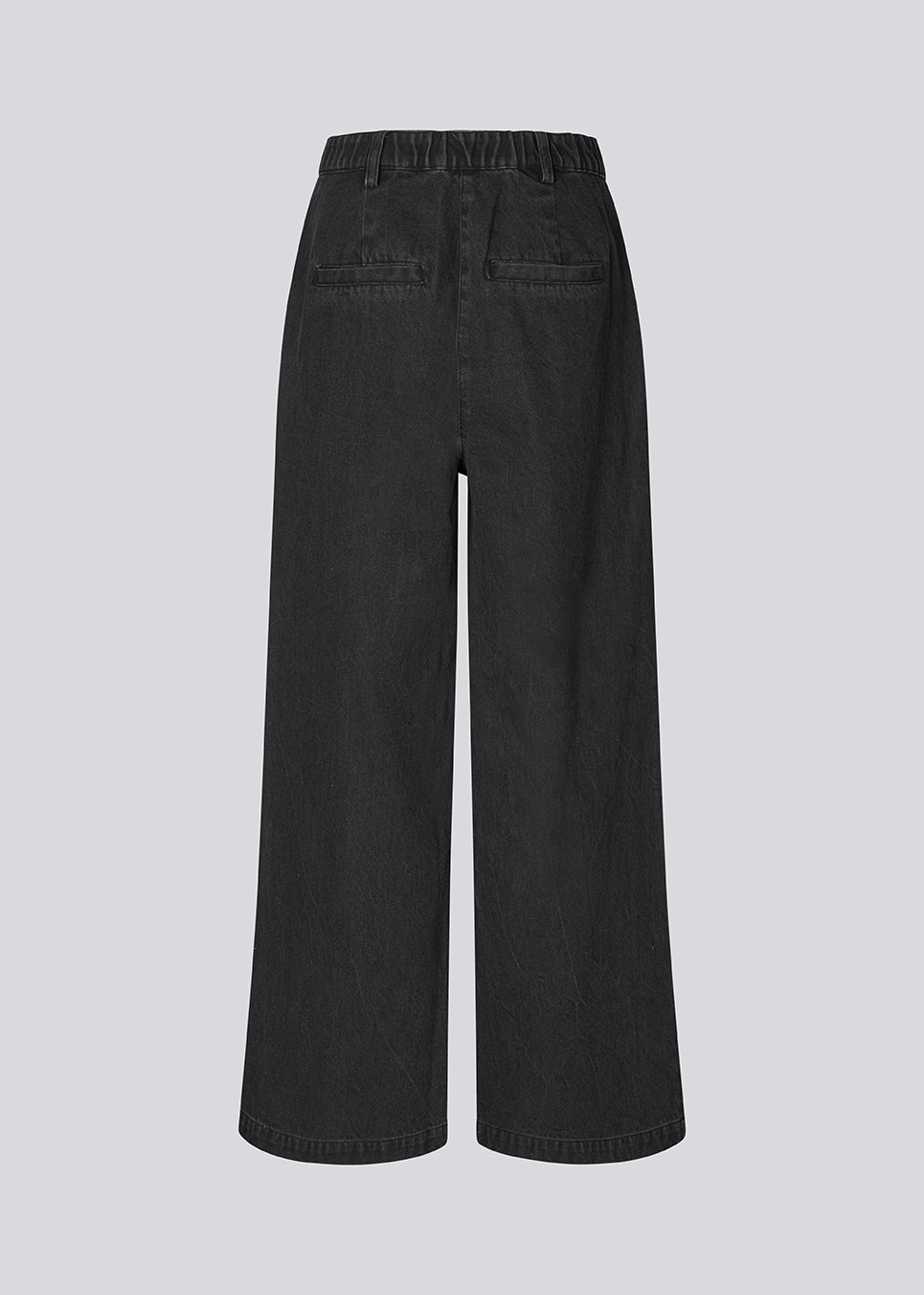 Suit pants in denim with wide legs and pleats at the top. MinniMD pants has a medium-high waist, zipper, side pockets and paspoil pocket in the back.