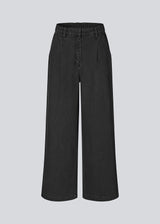 Suit pants in denim with wide legs and pleats at the top. MinniMD pants has a medium-high waist, zipper, side pockets and paspoil pocket in the back.
