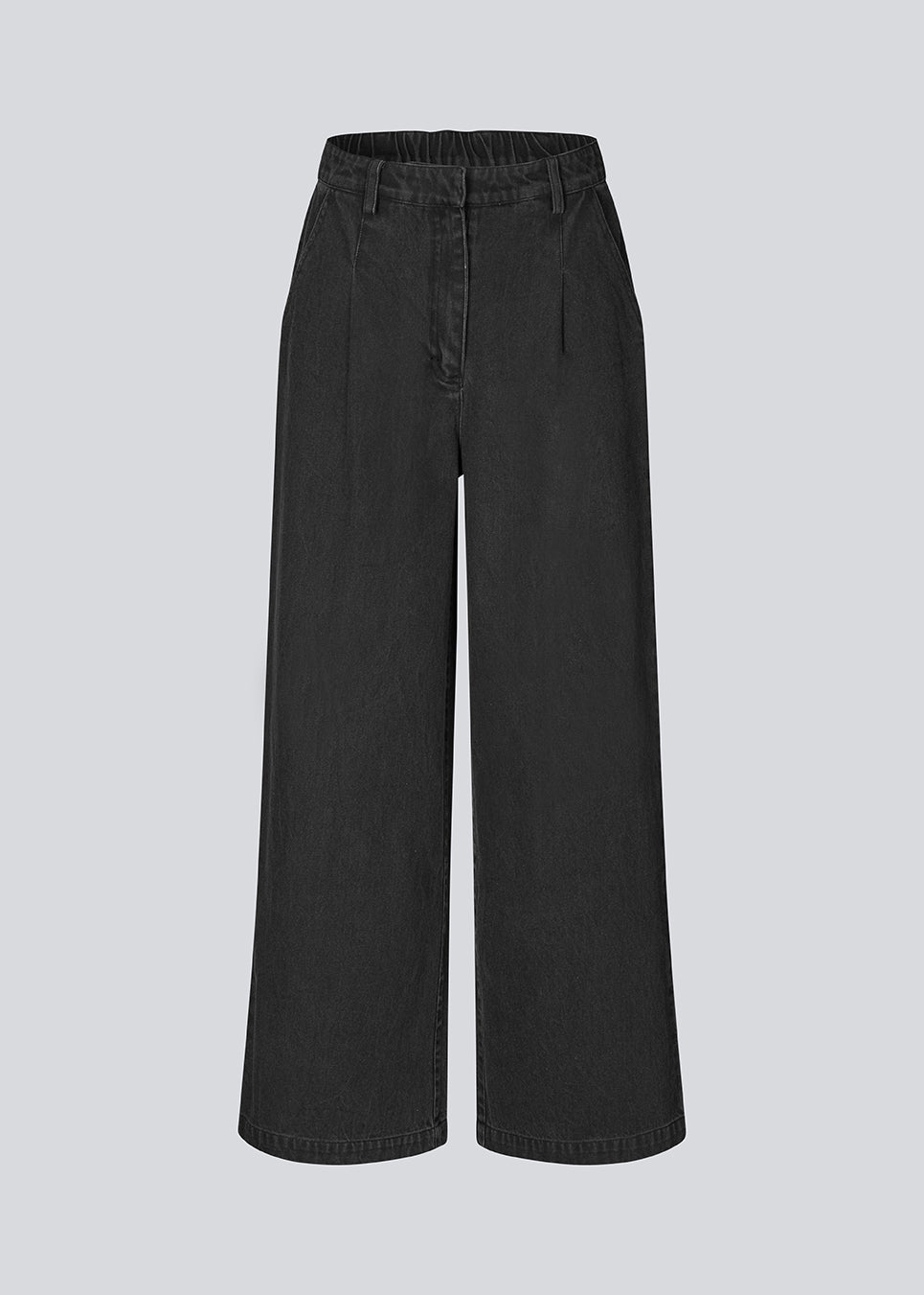 Suit pants in denim with wide legs and pleats at the top. MinniMD pants has a medium-high waist, zipper, side pockets and paspoil pocket in the back.