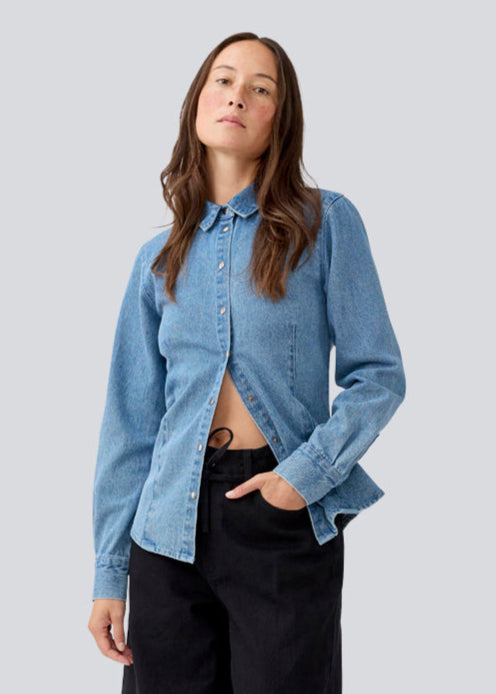 Soft denim shirt in 100% cotton denim. MinniMD shirt is fitted and has a button closure and shirt collar.